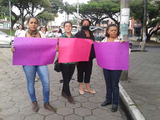 22 de abril - Populares protestam em frente ao Fórum antes do início do julgamento do ex-policial Marcos Aparecido dos Santos, o Bola, acusado da morte de Eliza Samudio