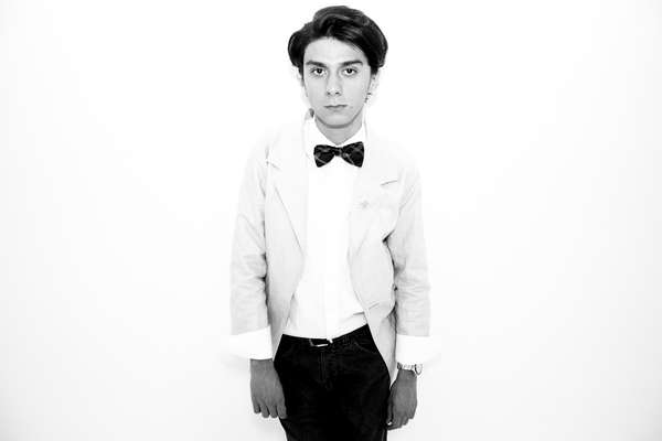Derenth Jiménez es un español que se vino a vivir a Colombia por cuestiones de trabajo de familia. Aunque fue un cambio drástico la industria de la moda colombiana lo ha recibido con los brazos abiertos .
