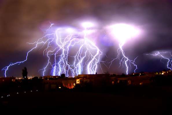 No Dia da Terra, selecionamos algumas das imagens mais impressionantes do nosso planeta. O guia turístico Roch Hart registrou uma tempestade elétrica em Albuquerque, no Estado americano do Novo México. A fotografia é resultado de uma exposição de 11 minutos