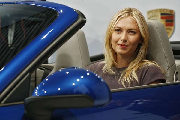 Os melhores tenistas do mundo chegam a passar mais de dez meses longe de casa e, mesmo assim, mantêm a paixão pelos carros. Há aqueles que são patrocinados por empresas automotivas - caso da russa Maria Sharapova - os que são fanáticos por carros esportivos - caso do checo Tomas Berdych - ou os que são premiados com veículos quando ganham um torneio. Navegue pelas próximas páginas e saiba mais sobre os carros dos jogadores: