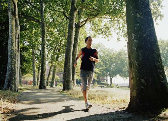 AnsiedadeUma forma comprovada de aliviar a ansiedade é com exercícios cardiovasculares, segundo Michael Otto, coautor do livro Exercise for Mood And Anxiety. Aposte em atividades, como corrida, no começo de um dia agitado ou para relaxar no fim dele