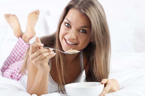 Beliscar antes de ir para a camaNão se trata de uma piada. Comer alguma coisa pode de fato acelerar seu metabolismo. Níveis baixos de açúcar no sangue não colaboram para o crescimento muscular, que fazem o metabolismo ser acelerado. Investir em um lanche de 100 a 200 calorias antes de ir para a cama pode ajudar a enxugar alguns quilos