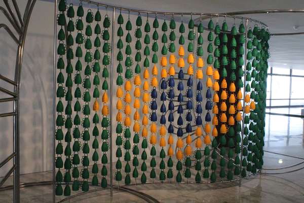 Carlinhos Brown inaugurou nesta terça-feira (23) a exposição O Olhar que Ouve no Palácio do Planalto, com a presença da presidente Dilma Rousseff