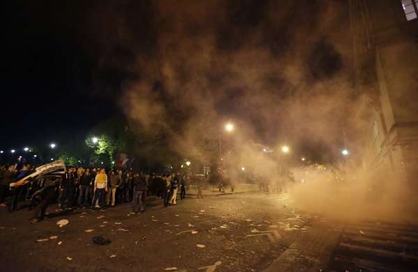 Um grupo que se opõe ao casamento entre pessoas do mesmo sexo enfrentou policiais durante protesto perto da sede do Parlamento da França, em Paris, na noite desta terça-feira