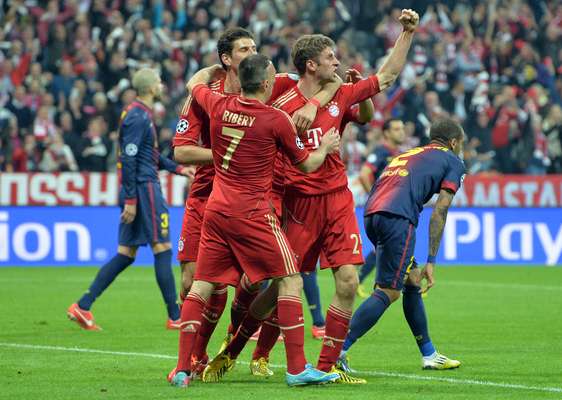 Jogadores do Bayern celebram gol de Thomas Müller, que abriu o placar da semifinal contra o Barcelona; equipe alemã venceu por 4 a 0 e ficou muito perto da decisão da Liga dos Campeões
