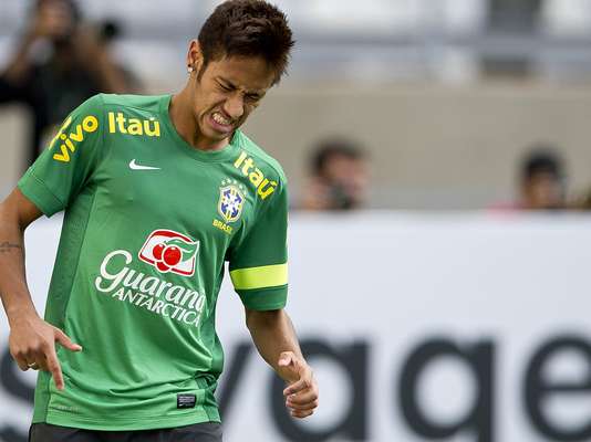 Com Neymar e Ronaldinho em times opostos, o Brasil fez mistério em treinamento para amistoso contra o Chile, nesta quarta-feira, em Belo Horizonte