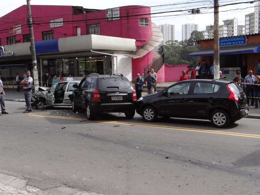 Perseguição policial a um carro roubado terminou em tiroteio na zona sul de São Paulo na manhã desta terça-feira