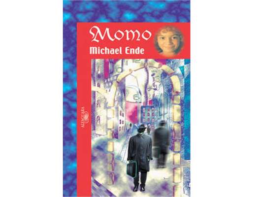 Momo. Una de las novelas más importantes de la literatura universal ideal para chicos y grandes. Escrita por el alemán Michael Ende, cuenta la historia de una niña con una sorprendente imaginación y la lucha contra los llamados hombres grises. Su lectura enseña a los niños (y a los adultos) la importancia del tiempo y el valor del conocimiento y la convivencia.