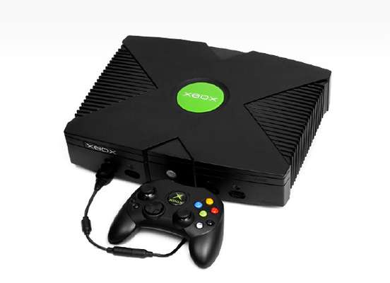 2001 - A primeira geração do Xbox foi lançada nos EUA em novembro de 2001, trazendo ao mercado um concorrente à altura do Playstation 2, que chegou às lojas no ano anterior. A estreia da Microsoft no mercado de consoles rendeu a venda de mais de um milhão de aparelhos em suas três semanas iniciais de vendas