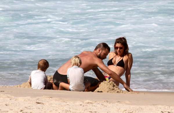 Fernanda Lima e Rodrigo Hilbert curtiram a praia do Leblon, no Rio de Janeiro, com os filhos gêmeos João e Francisco