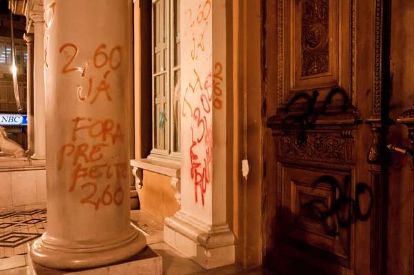 Manifestantes fizeram pichações na fachada da prefeitura de Porto Alegre