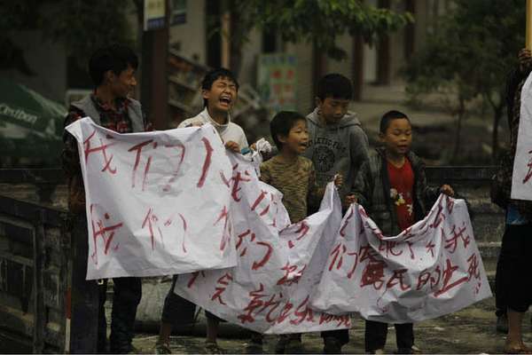 Imagens divulgadas pelo site chinês Free Weibo mostram moradores da cidade de Chaoyang saudando os esforços de ajuda recebidos do Exército e de instituições humanitárias, mas também protestando contra as precárias condições de vida que têm enfrentado desde o terremoto do último sábado, que deixou quase 200 pessoas mortas no país até o momento. O tremor de 6.6 graus de magnitude atingiu principalmente a província de Sichuan, localizada na porção ocidental da China
