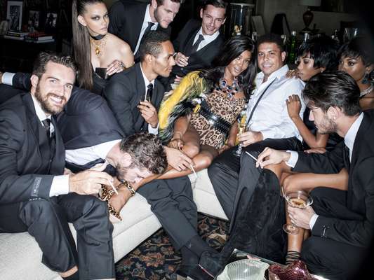 A top Naomi Campbell estrelou um ensaio especial em comemoração aos 38 anos da Vogue Brasil. Na edição de maio da revista a modelo aparece em fotos ao lado de amigos brasileiros, que são destaques em diferentes áreas, da moda à gastronomia. Ronaldo 'Fenômeno' foi um dos destaques do ensaio
