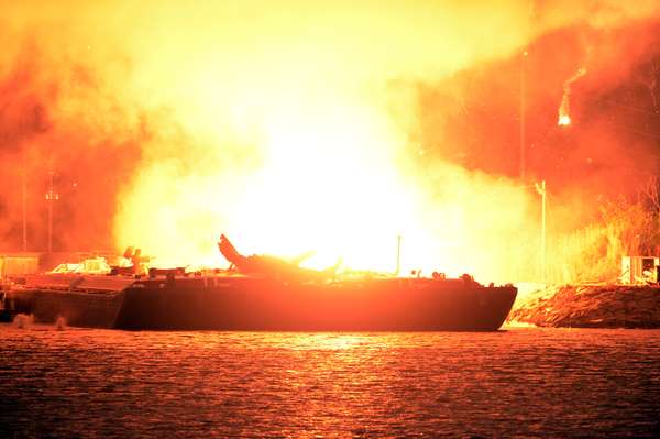 Ao menos seis grandes explosões ocorreram em uma região de barcas de combustível na cidade de Mobile, no Estado americano do Alabama