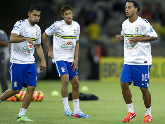 André Santos, Neymar e Ronaldinho fazem aquecimento antes do jogo contra o Chile, no Estádio Mineirão. Escalação de Felipão teve a confirmação de Ralf como titular no meio-campo da Seleção