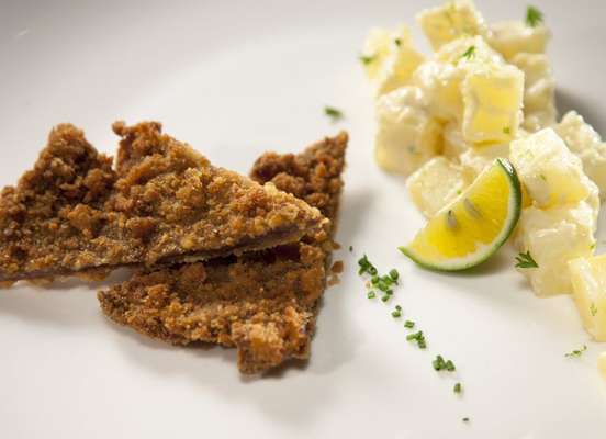 Dalva e Dito - Bife à milanesa com salada de batata (R$ 58)