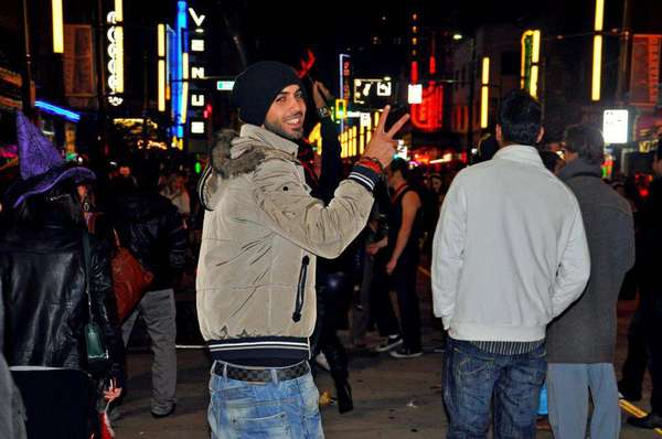 El es Omar Borkan, el hombre que saltó a la fama a pricipios de 2013, cuando diversos medios de comunicación aseguraron que la Policía Religiosa de Arabia Saudí lo había expulsado de su país junto a otros dos hombres por ser demasiado 'apuestos'.