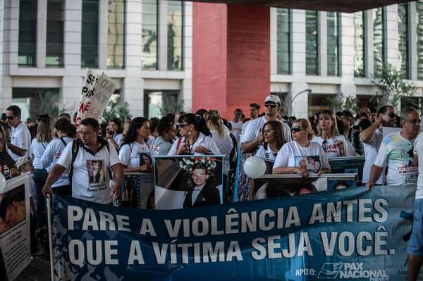 Parentes e amigos de pessoas que foram mortas em crimes cometidos por adolescentes fizeram, um protesto na Avenida Paulista para pedir a redução da maioridade penal