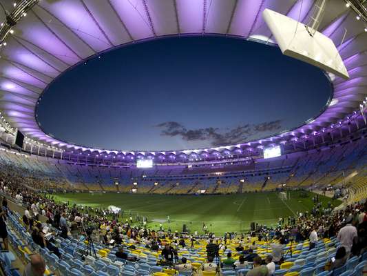 Após grande reforma, o Maracanã foi reaberto neste sábado, em jogo festivo que terminou com vitória dos amigos de Ronaldo por 8 a 5 sobre os amigos de Bebeto. O evento teve problemas com cambistas e manifestantes, mas também contou com muita festa do público convidado para ocupar as arquibancadas