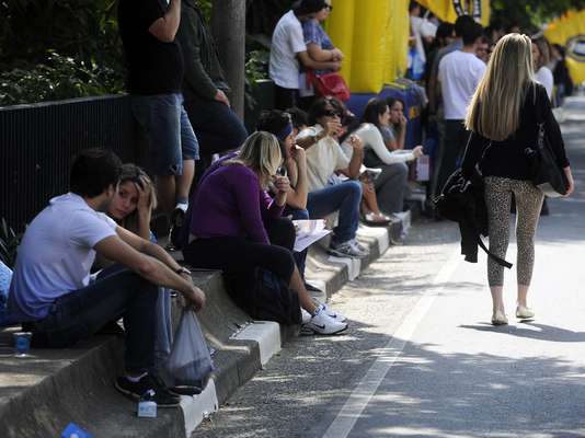 Atraso, correria, beijo de boa sorte, superação e muita sujeira marcaram o domingo de provas do Exame da Ordem dos Advogados do Brasil (OAB) neste domingo na Universidade Nove de Julho (Uninove), em São Paulo