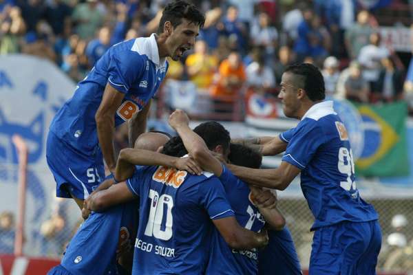 O Cruzeiro não teve problemas para abrir uma vantagem bastante confortável sobre o Villa Nova na semifinal do Campeonato Mineiro e ficar próximo da final estadual