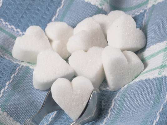AçúcarO excesso do alimento no sangue ataca o colágeno, fazendo a pele parecer sem vida. Isso acelera o aparecimento de rugas e faz o rosto parecer envelhecido