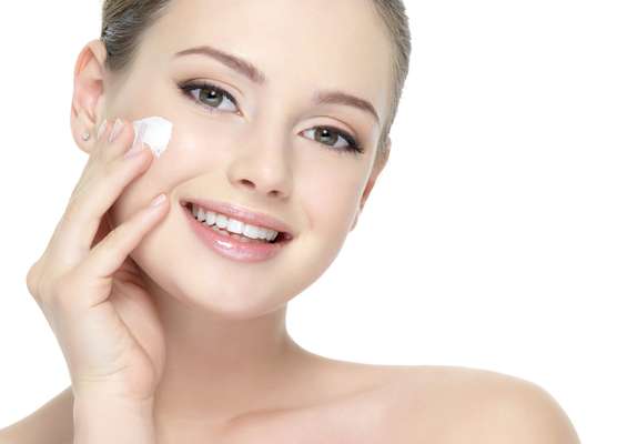 Para tirar o melhor proveito dos cosméticos, é preciso ficar atento às substâncias indicadas no rótulo, pois elas mudam de acordo com o problema cutâneo