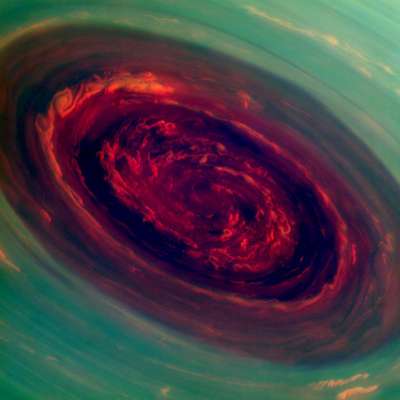 Furacão registrado em Saturno é 20 vezes maior e mais poderoso que fenômeno similar na Terra. Novas imagens divulgadas por uma nave espacial da Nasa (agência espacial americana) na órbita de Saturno revelam detalhes de um enorme furacão atingindo o polo norte do planeta. As fotografias foram reveladas na segunda-feira