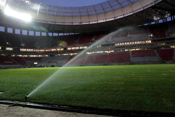 30 de abril de 2013: Instalação do campo de jogo foi concluída a menos de um mês do primeiro evento-teste do estádio