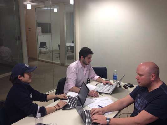 Paulo Marostica (centro), 29 anos, optou por um curso de MBA na Hult International Business School em Boston pela referência dos Estados Unidos em negócios. Na foto, ele aparece com os colegas Chuang Zhou, da China, e Kristinn Jonasson, da Islândia