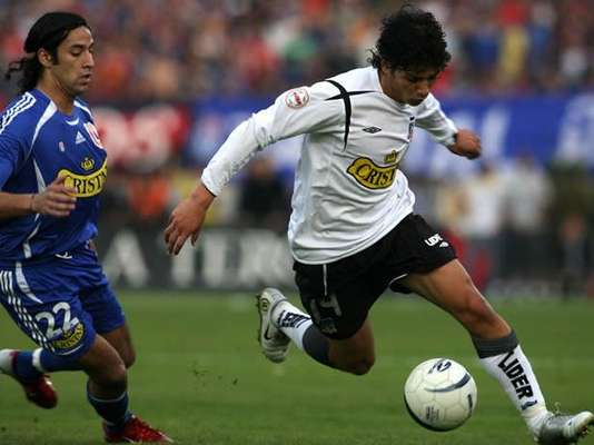 Ambas finales del Apertura de 2006 se jugaron el Estadio Nacional y por la ida los albos se impusieron 2-1 ante casi 30.000 espectadores. Los dos goles del Cacique fueron obra de Matías Fernández, mientras que Herly Alcázar puso el descuento para la U.
