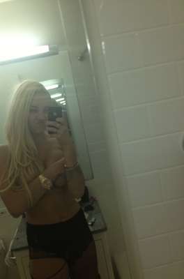 Amanda Bynes, atriz de Hollywood que já participou de filmes como Tudo Que Uma Garota Quer (2003) e Ela é O Cara (2006), usou seu perfil na rede social Twitter para postar fotos em que aparece sem sutiã, cobrindo os seios com as mãos e os cabelos. Nas legendas das imagens, ela escreveu: "com cabelo longo, eu não me importo"