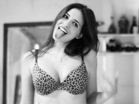 Annalisa Santi, una joven de 21 años, estudiante de la Universidad Católica Argentina (UCA), es la nueva vedette de la Web. Sus fotos y videos hot en plena clase recorren las redes sociales a la velocidad de la luz. "Sé que todo el mundo está hablando del temita de mis fotos, de los videítos y de todas esas cosas que me pasaron últimamente. Yo no puedo decir nada, me duele y me da paja (sic) esta situación. Es algo que me pasó que se me fue de las manos", dijo la bella muchacha. Lo cierto es que despertó muchas críticas de parte de compañeras y ella se defendió: "Para todos aquellos que me bancan, graciasss. Para todos los que me juzgan y critican, les digo solamente 'El que esté libre de pecado que tire la primera piedra".