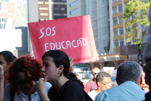 Professores da rede estadual de São Paulo fazem mais um protesto no vão livre do Masp para cobrar melhores condições de trabalho