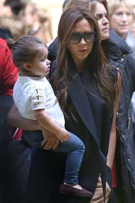 La diseñadora y su hija pequeña han viajado a París para celebrar el cumpleaños de David Beckham, que este pasado día 2 celebraba su 38º cumpleaños.