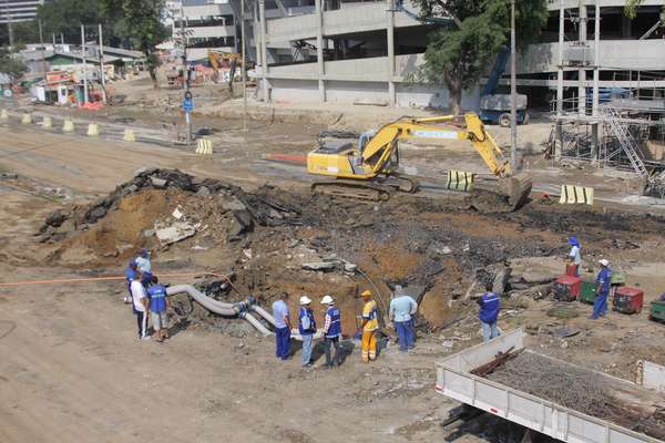 Rompimento de tubulação abriu uma cratera na radial Oeste no Rio de Janeiro neste domingo