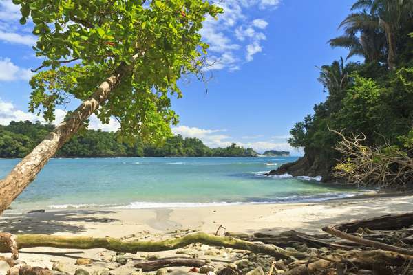 Costa RicaCom um dos melhores índices de felicidade e segurança no mundo, a Costa Rica é perfeita para fugir de tudo. Ela combina relaxamento e aventura, com surfe, caiaque, passeios a cavalo, trilhas na floresta e claro, praias