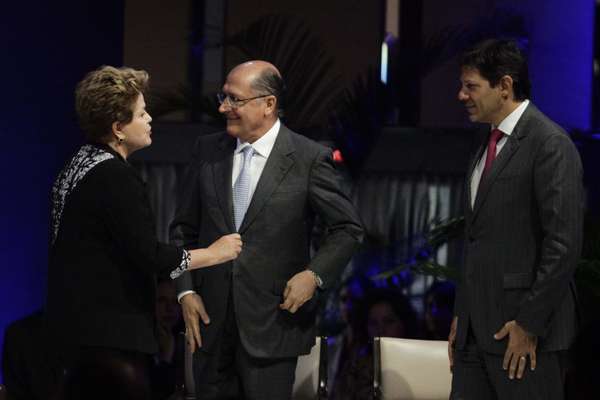 De partidos opositores, presidente Dilma Rousseff (PT) e governador Geraldo Alckmin (PSDB) dividiram o palanque em São Paulo nesta segunda-feira