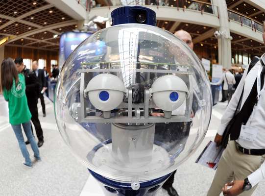 O robô SCITOS G5, fabricado pela MetraLabs, é apresentado durante a Feira Internacional de Robótica e Automação, na Alemanha