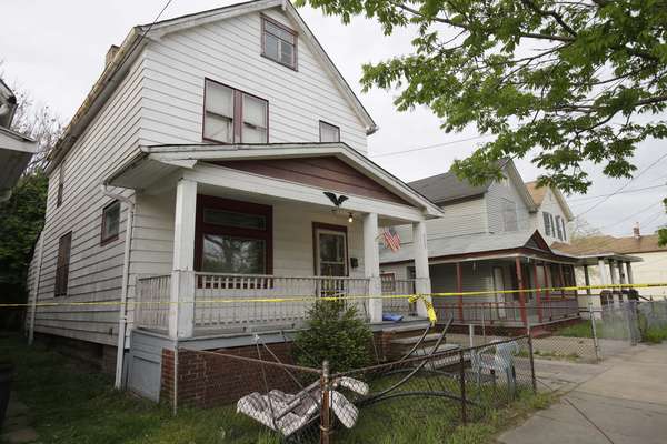 Imagem mostra casa em Cleveland, Estado americano de Ohio, de onde três mulheres foram resgatadas após passarem cerca de uma década desaparecidas. A residência está localizada ao sul do centro da cidade
