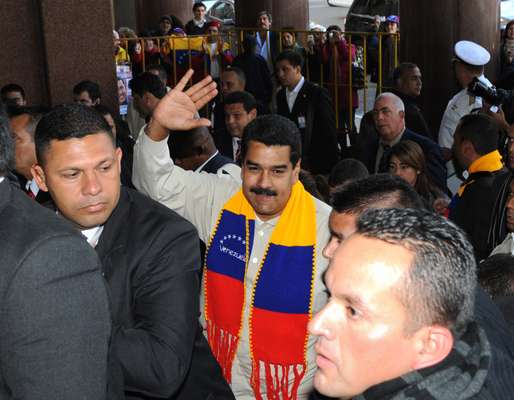 7 de maio - O presidente da Venezuela, Nicolás Maduro, desembarcou em Montevidéu usando uma manta com as cores de seu país para se proteger do frio que atinge a capital uruguaia