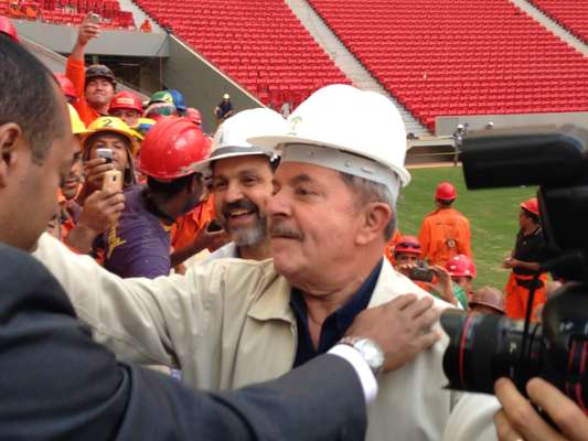 Presidente da República entre 2002 e 2010, Luiz Inácio Lula da Silva visitou nesta quarta-feira o Estádio Nacional de Brasília (Mané Garrincha), que receberá a Copa das Confederações deste ano e o Mundial de 2014
