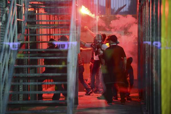 A campeã Juventus ganhou do Atalanta por 1 a 0, nesta quarta-feira, mas a partida teve uma nota triste: torcedores fizeram uma "guerra" de sinalizadores no estádio, o que obrigou o juiz a paralisar a partida