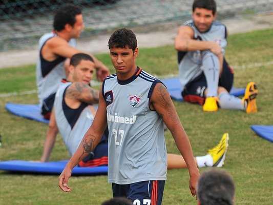 Mais recente caso de doping por uso de drogas, o jovem atacante Michael, do Fluminense, foi pego em exame antidoping durante a vitória do Fluminense sobre o time do Resende. Mesmo sem dar entrevistas, o jogador admitiu para a comissão técnica e dirigentes do Fluminense que é usuário de cocaína. O clube pretende auxiliá-lo na recuperação. Michael havia sido recentemente convocado para a Seleção Brasileira Sub-20. Confira nas próximas imagens outros casos de jogadores que já se envolveram com cocaína, maconha e outras drogas ilícitas: