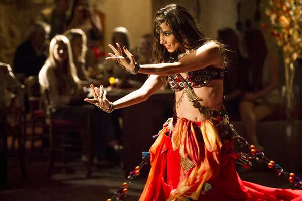 Seguindo conselhos de vó Farid, Ayla faz uma apresentação sensual de dança turca para conquistar Zyah. A cena vai ao ar na quarta-feira (15), em 'Salve Jorge'