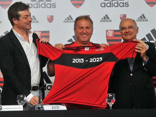Flamengo anunciou nesta quinta-feira, em entrevista coletiva no Rio de Janeiro, o acordo de dez anos com a adidas para receber materiais esportivos da empresa alemã; compromisso dura até 2023, com possibilidade de renovação