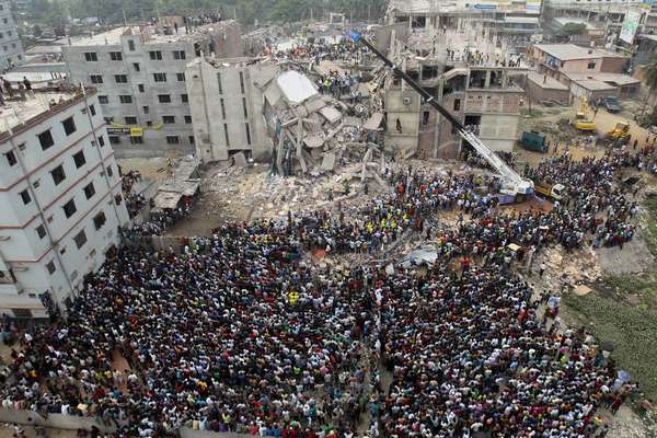 Multidão acompanha operação de resgate em 25 de abril, uma dia após o desabamento. O prédio Rana Plaza desabou em Savar, no subúrbio da capital Daca, no dia 24 de abril. Milhares de pessoas que trabalhavam em empresas têxteis no momento da tragédia foram soterradas. Cerca de mil já foram declaradas mortas, mas o número de corpos retirados dos escombros cresce diariamente
