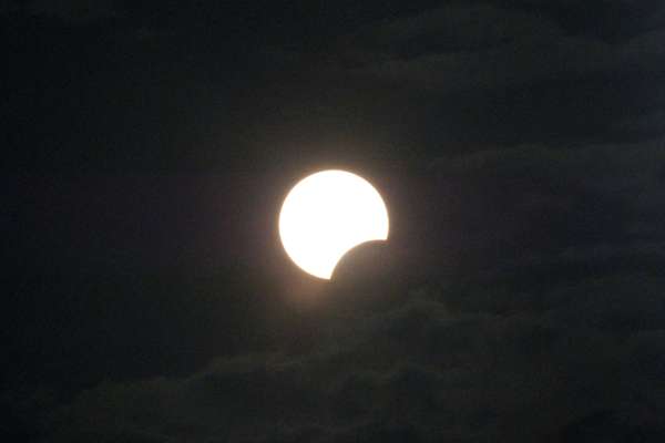 Eclipse solar parcial (quando somente uma parte do Sol é ocultada pelo disco lunar) é visto em Bali, na Indonésia, nesta sexta-feira