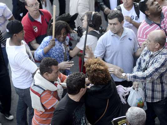 A direção do Sindicato dos Professores do Estado de São Paulo (Apeoesp) decretou o fim da greve da categoria na tarde desta sexta, dia 10, após três semanas. Na votação, a categoria ficou dividida e houve uma aparente vitória do grupo que defendia a continuidade do movimento. Após a decisão pelo encerramento da paralisação, a direção sindical foi hostilizada e acabou encurralada no caminhão de som, cercado por manifestantes. Vários objetos, como latas, garrafas e até cones utilizados para isolar o caminhão do tráfego da avenida Paulista, foram atirados em direção aos sindicalistas.