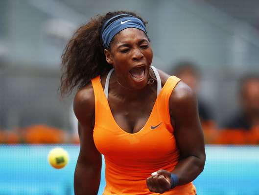 Serena Williams teve que lutar bastante para comemorar uma vitória nesta sexta-feira. Ela chegou a levar um "pneu" contra a espanhola Anabel Medina, mas venceu por 2 a 1 e avançou no Premier de Madri